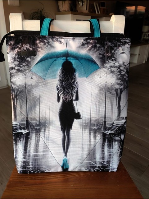 Taška – modrý deštník, městský motiv