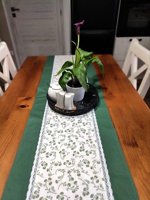 Stolní běhoun – zelený, krajkový lem