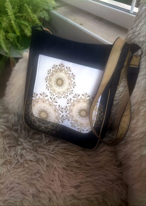 Kabelka s mandala motivem – zlaté prvky